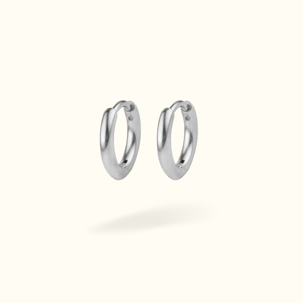 Tuscany Silver Orecchini Huggie Placcati Oro Con Smalto Bianco A V - Argento 925 Riciclato, Donna